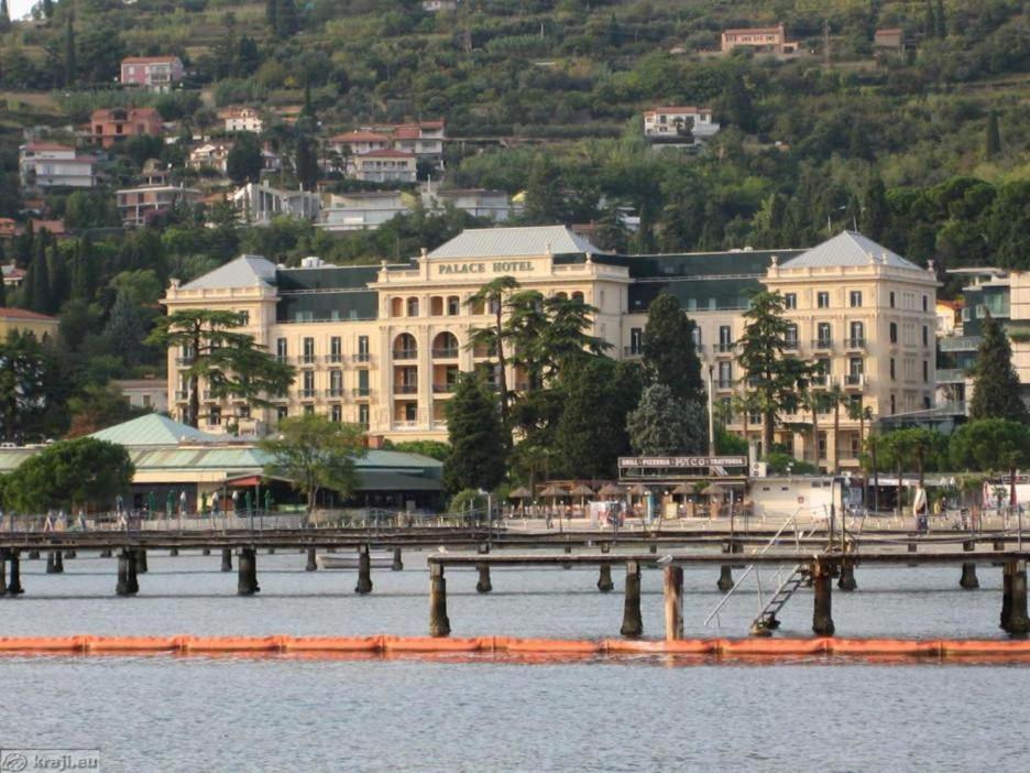 فيلا Floating House Hurrea بورتوروز المظهر الخارجي الصورة