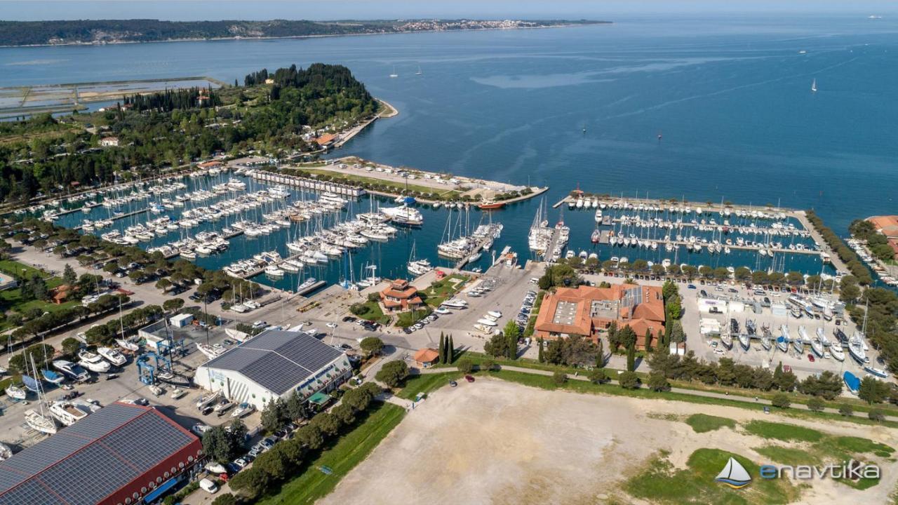 فيلا Floating House Hurrea بورتوروز المظهر الخارجي الصورة